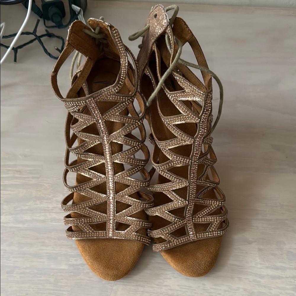 Sophisticated Tan Heeled Sandals with Geometric Design